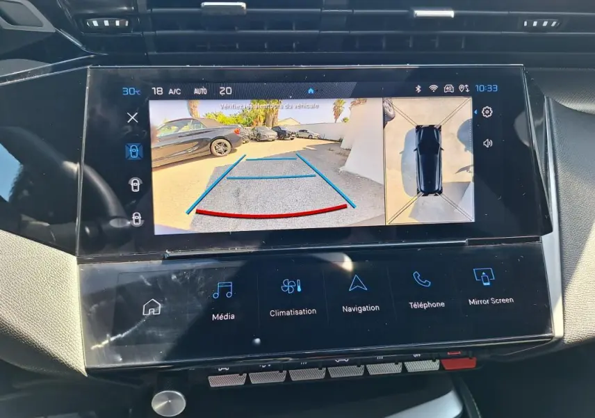 Écran tactile central du Peugeot 308 SW Hybrid 145 GT montrant la caméra de recul et l'affichage 360° intérieur.