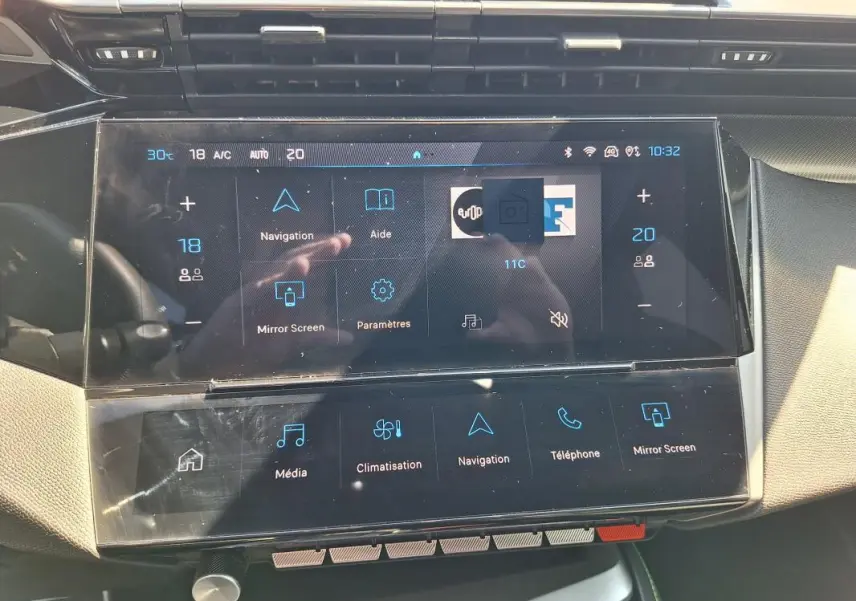 Écran tactile central du tableau de bord du Peugeot 308 SW Hybrid 145 e-DCS6 GT, affichant les commandes de navigation et climatisation.