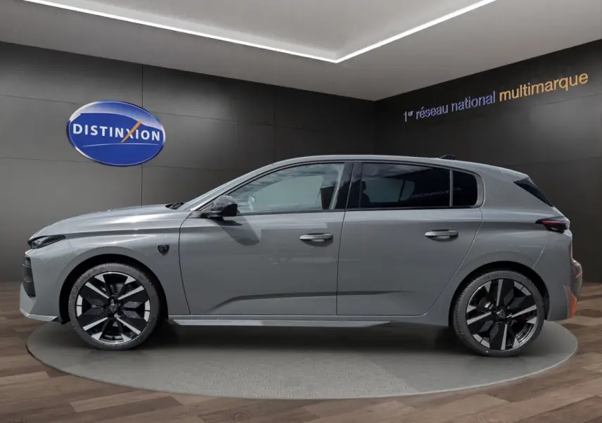 Peugeot 308 BlueHDi 130 gris clair vue de profil côté gauche, jantes noires et détails modernes visibles.