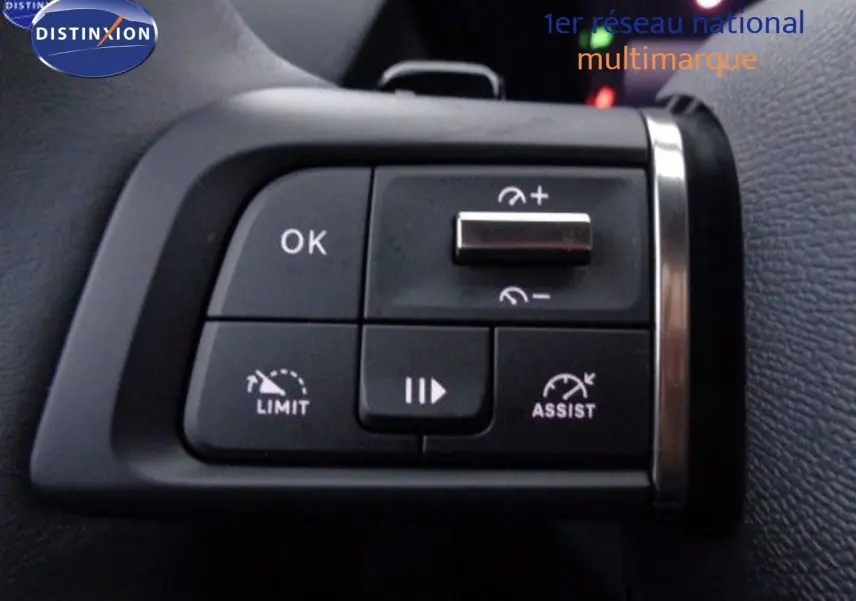 Gros plan sur les commandes de régulateur de vitesse au volant d'une Citroën C5 X noir métal 2022.