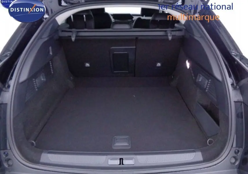 Coffre ouvert d'une Citroën C5 X noir métal 2022, vue arrière montrant un espace de chargement spacieux et bien fini.