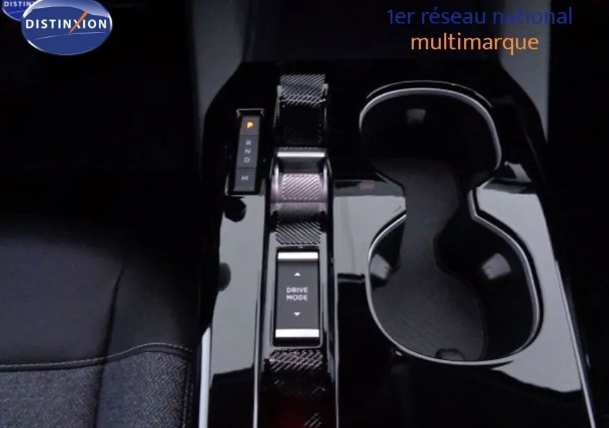 Console centrale noire brillante avec sélecteur de boîte automatique et bouton Drive Mode dans une Citroën C5 X 2022.