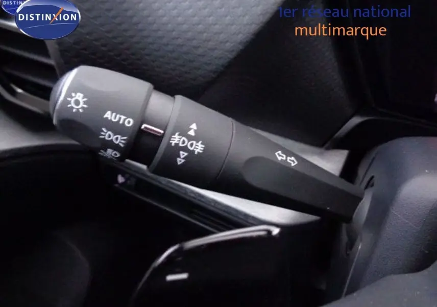 Gros plan sur la commande des feux et clignotants du Citroën C5 X noir métal, version essence 2022.