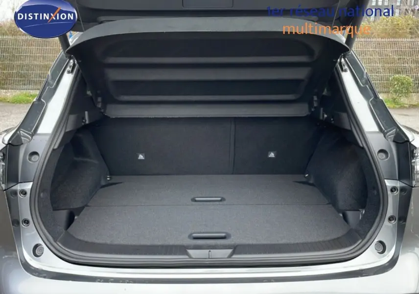 Coffre ouvert du Nissan Qashqai gris squale metal, vue arrière montrant un espace de chargement plat et spacieux.