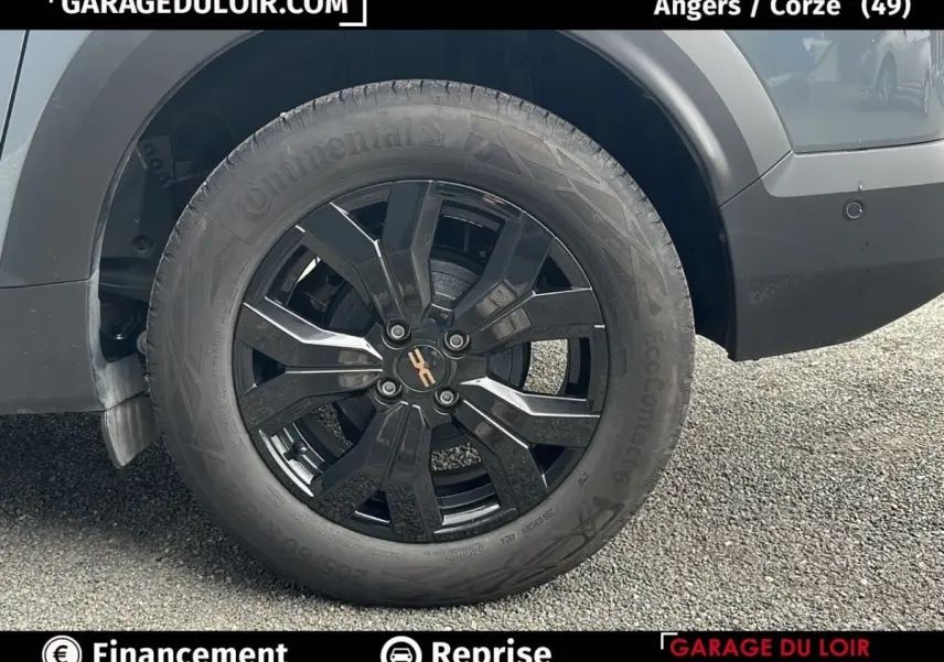 Gros plan sur la roue arrière droite du Dacia Jogger Extreme+ Hybrid 140 2025, jante noire au design moderne.