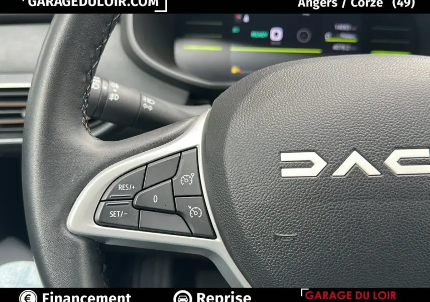 Gros plan sur le volant noir du Dacia Jogger Extreme+ Hybrid 140 2025 avec commandes de régulateur de vitesse.