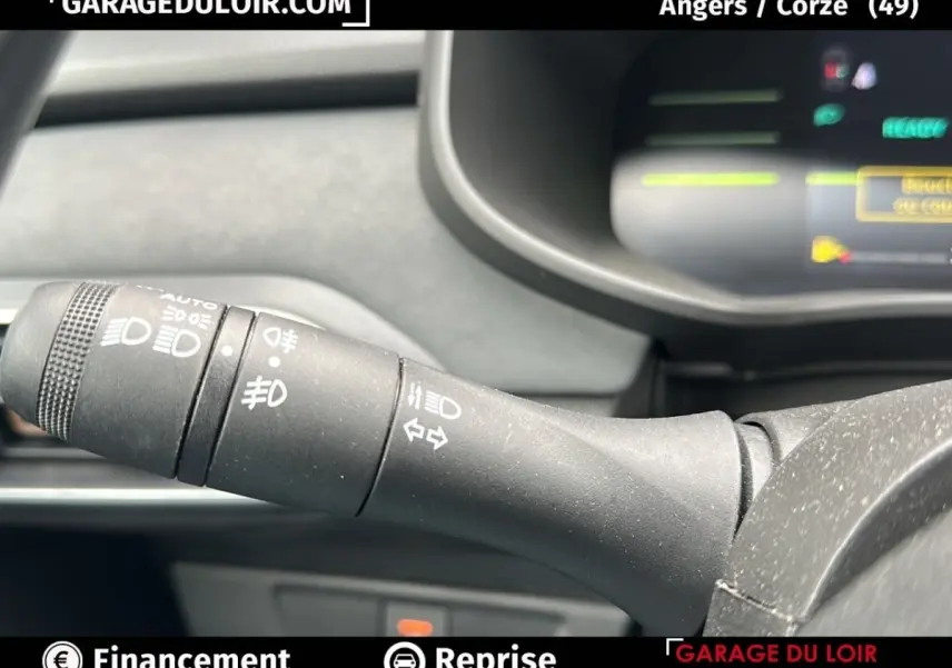 Gros plan sur la manette de commande des phares et clignotants dans l'habitacle gris du Dacia Jogger Extreme+ Hybrid 2025.