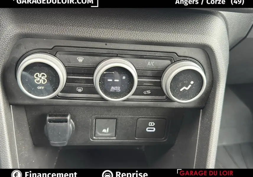 Détail du tableau de bord du Dacia Jogger Extreme+ Hybrid 140 2025, montrant les commandes de climatisation et prises USB.