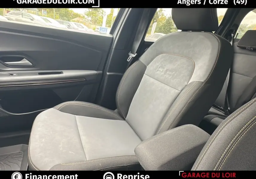 Vue intérieure côté droit du siège avant gris clair avec surpiqûres jaunes du Dacia Jogger Extreme+ Hybrid 2025.