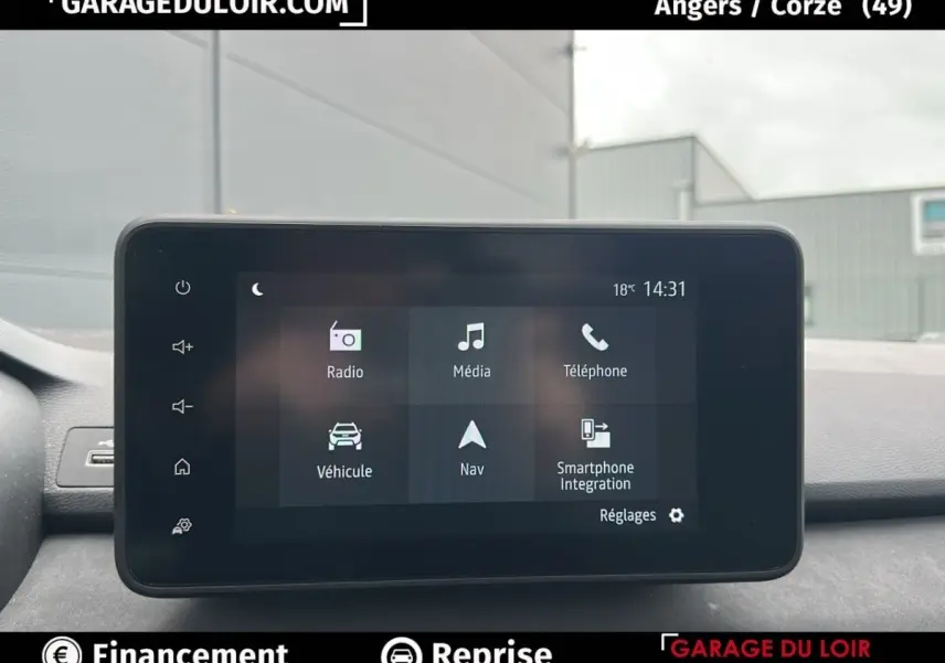 Écran tactile central du tableau de bord du Dacia Jogger Hybrid 2025, affichant les options multimédia et navigation.