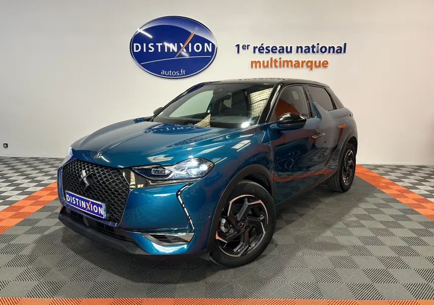 DS3 Crossback Bleu Millenium en 3/4 avant droit, avec calandre distinctive et jantes noires bicolores.
