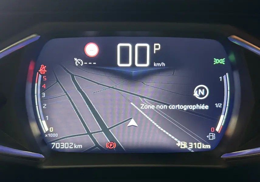 Tableau de bord numérique du DS3 Crossback bleu, affichant la vitesse à 0 km/h et la navigation en zone non cartographiée.
