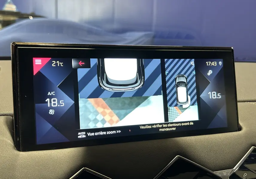 Écran central du DS3 Crossback Bleu Millenium montrant la caméra de recul avec vue aérienne et température à 18,5°C.
