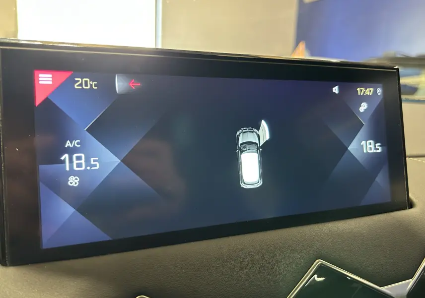 Écran tactile intérieur affichant la température et l'ouverture de la porte avant droite du DS3 Crossback Bleu Millenium.