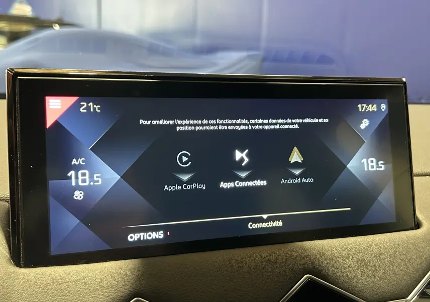Écran tactile central du DS3 Crossback Bleu Millenium affichant les options Apple CarPlay, Android Auto et climatisation à 18,5°C.
