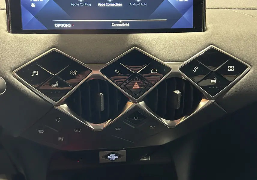 Vue rapprochée de la console centrale du DS3 Crossback bleu Millenium, avec commandes tactiles en losange et écran tactile.