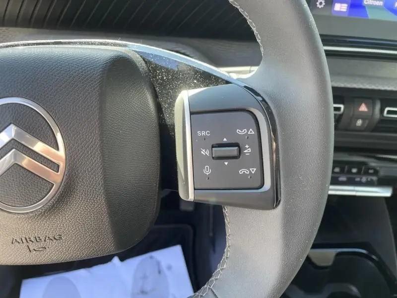 Gros plan sur la partie droite du volant noir de la Citroën C3 Nouvelle 2025, montrant les commandes multifonctions.