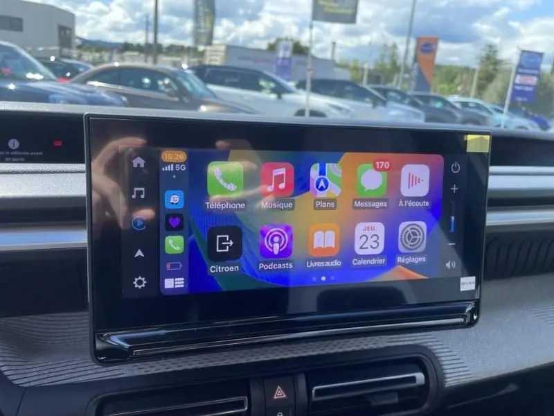 Écran tactile central du tableau de bord de la Citroën C3 Nouvelle 2025, affichant les applications connectées.