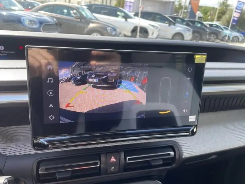 Vue intérieure sur l'écran de recul de la Citroën C3 Nouvelle blanche, montrant l'arrière en stationnement.