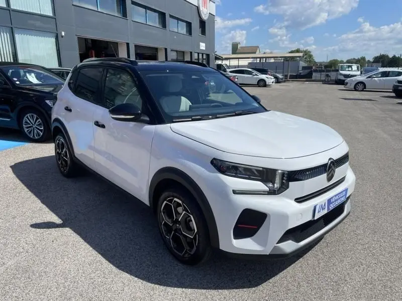 Citroën C3 Nouvelle blanche vue en 3/4 avant droit, avec toit noir contrasté et jantes au design hexagonal.