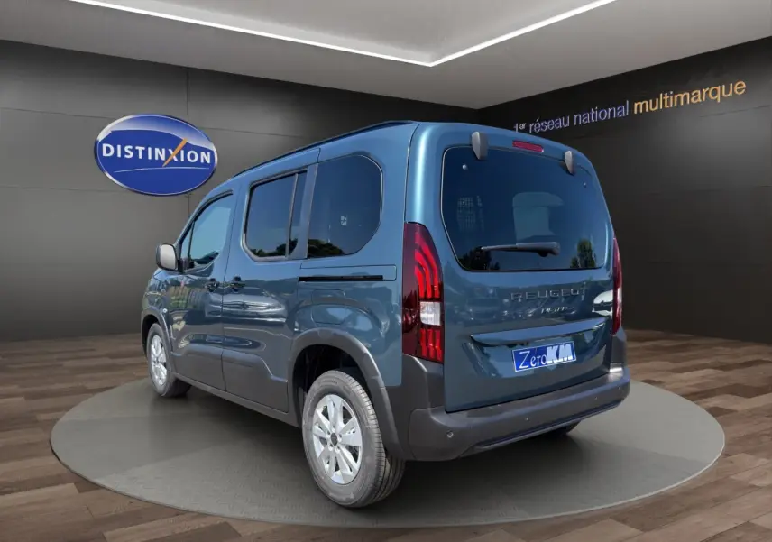 Peugeot Rifter bleu vue 3/4 arrière droit, mettant en valeur ses feux arrière distinctifs et ses vitres teintées.