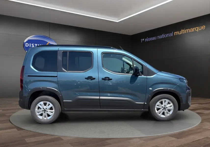Peugeot Rifter bleu vue de profil côté gauche, avec portes coulissantes et jantes alliage visibles.