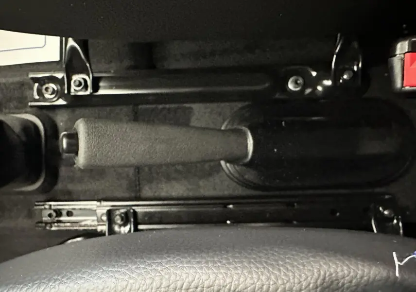 Levier de frein à main en gros plan sur la console centrale d'une Aixam Ambition 0.5 City Pack 2025.