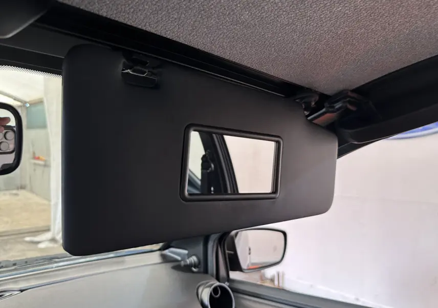 Miroir de courtoisie sur pare-soleil côté conducteur d'une Aixam Ambition 0.5 City Pack bleu 2025.