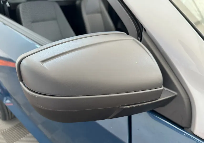 Gros plan sur le rétroviseur côté gauche avec caméra, sur une Aixam Ambition 0.5 City Pack bleu 2025.