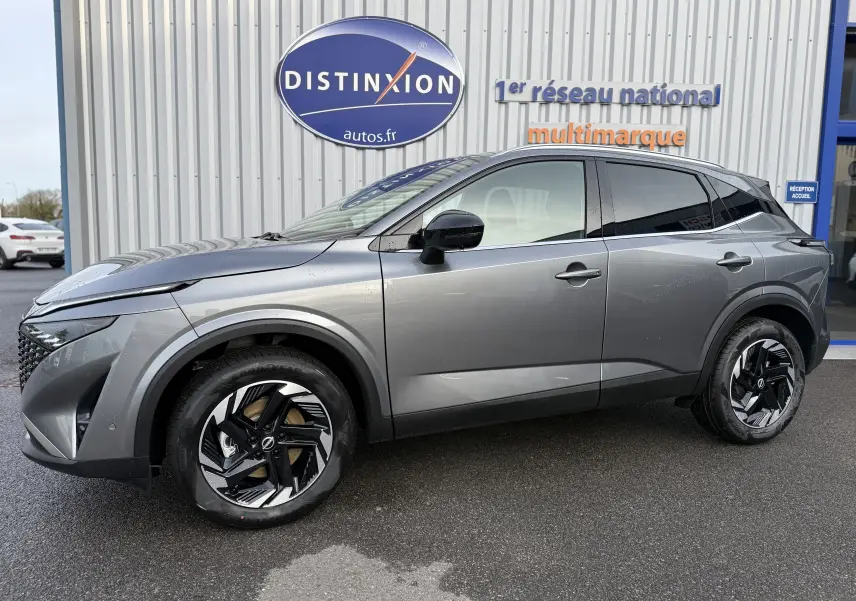 Vue de profil côté gauche du Nissan Qashqai 2025 gris squale métal avec jantes noires et détails modernes.