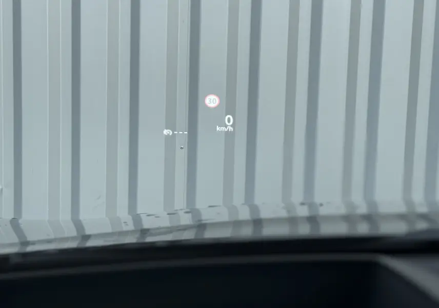 Affichage tête haute montrant la limitation à 30 km/h et la vitesse 0 km/h sur un Nissan Qashqai gris, vue depuis l'intérieur.