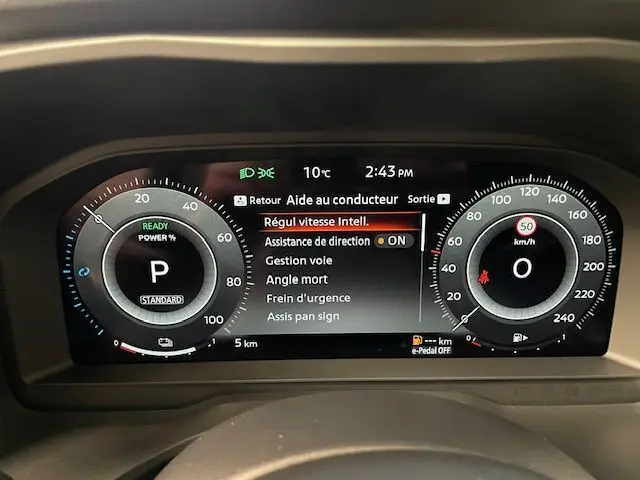 Tableau de bord numérique du Nissan Qashqai 1.5 E-POWER 2025 affichant vitesse, température et état du véhicule.