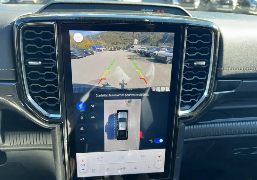 Vue rapprochée de l’écran central tactile du Ford Ranger Wildtrak 2026 avec caméra 360 et affichage de la vue arrière.