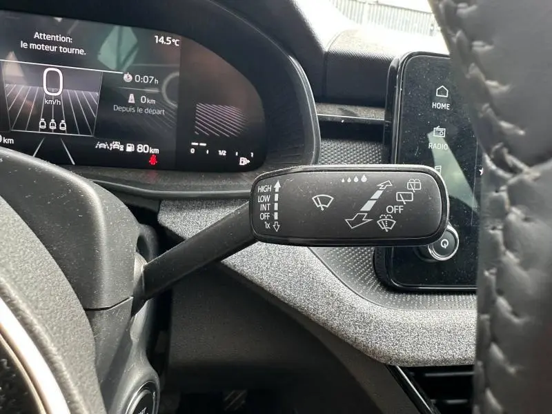 Gros plan sur la commande des essuie-glaces côté gauche du tableau de bord d'une Skoda Scala blanc cristal 2025.