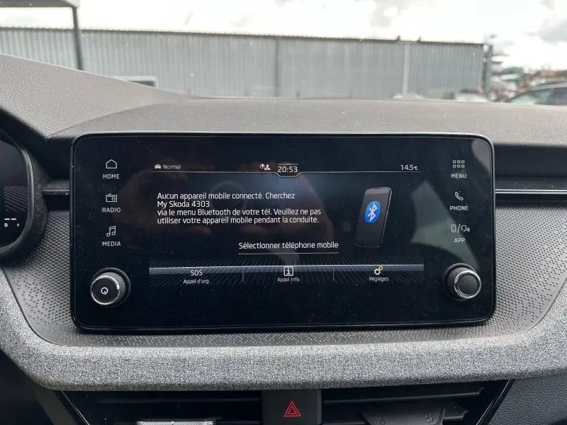 Écran tactile central du tableau de bord de la Skoda Scala blanc cristal, affichant le menu Bluetooth.