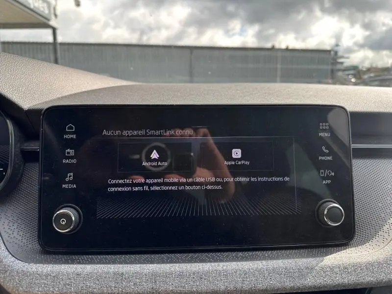 Écran tactile central de la Skoda Scala blanc cristal, affichant les options Android Auto et Apple CarPlay.