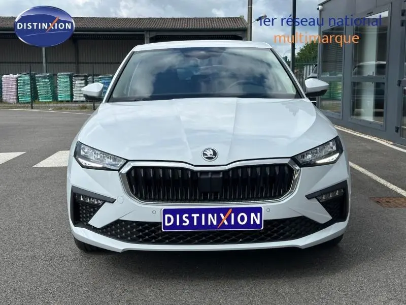 Vue avant d'une Skoda Scala blanche Cristal avec calandre noire et phares LED distinctifs.