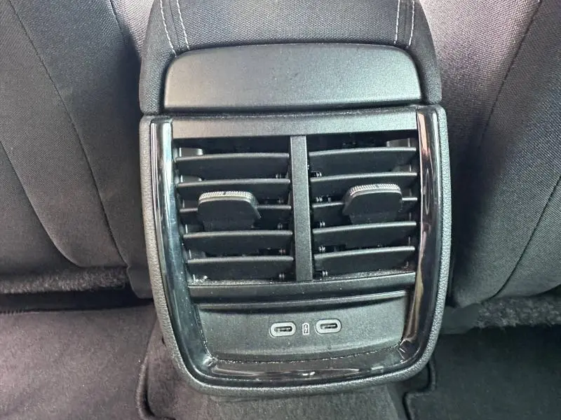 Vue rapprochée des aérateurs arrière noirs avec ports USB-C du Skoda Scala blanc cristal, côté intérieur arrière.