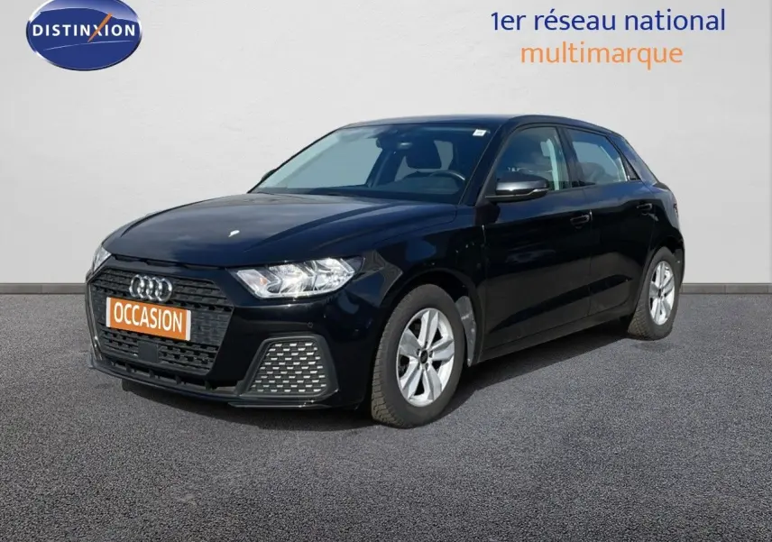 Audi A1 Sportback noir mythe métal vue 3/4 avant droit sur fond neutre avec plaque "OCCASION" orange.