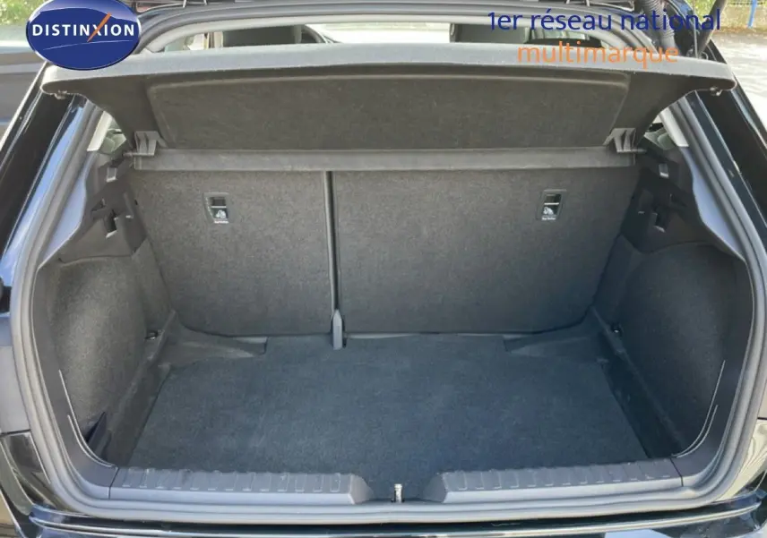 Coffre ouvert d’une Audi A1 Sportback noir mythe métal, vue arrière montrant l’espace de chargement vide.