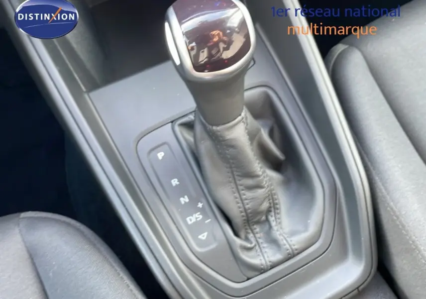 Gros plan sur le levier de vitesses automatique en cuir noir de l'Audi A1 Sportback 30 TFSI 2023.