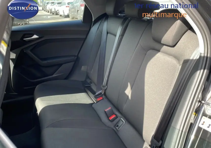 Vue intérieure côté droit des sièges arrière en tissu noir d'une Audi A1 Sportback 2023 noir Mythe Metal.