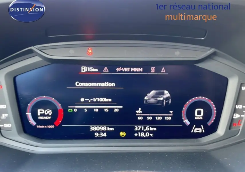 Tableau de bord numérique de l'Audi A1 Sportback 2023 affichant consommation, kilométrage et température extérieure.
