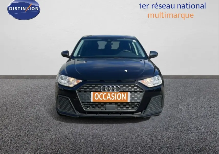 Audi A1 Sportback noir mythe metal vue de face avec calandre hexagonale et phares allumés.