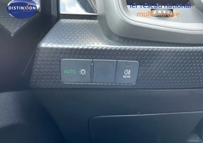 Détail du tableau de bord avec commandes d’éclairage sur finition noire texturée de l’Audi A1 Sportback 2023.