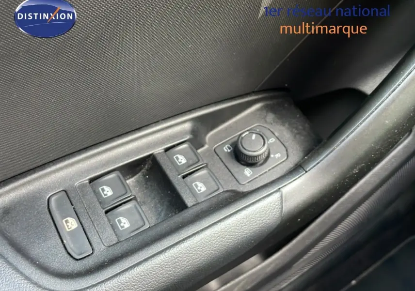 Gros plan sur les commandes des vitres et rétroviseurs côté gauche d'une Audi A1 Sportback noire 2023.
