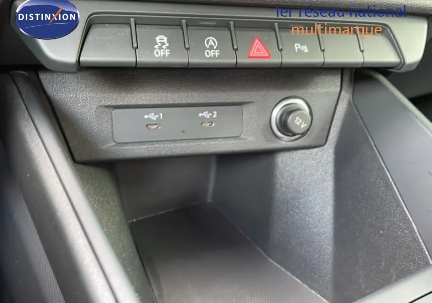 Gros plan sur la console centrale de l'Audi A1 Sportback 2023, montrant les ports USB et les boutons de commande.