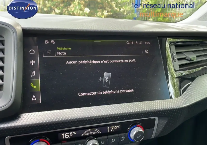 Vue rapprochée de l’écran central tactile et de la console de climatisation d’une Audi A1 Sportback 2023, intérieur noir.