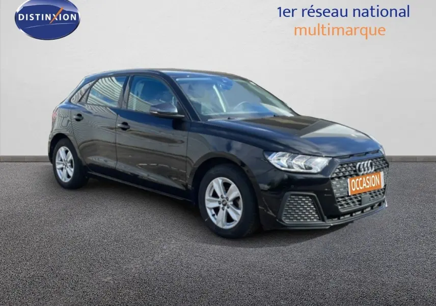 Audi A1 Sportback noir mythe métal vue 3/4 avant droit, avec calandre hexagonale et jantes argentées.