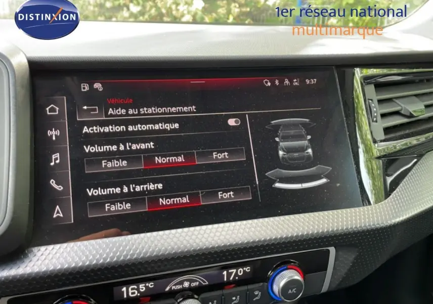 Vue rapprochée de l’écran tactile central de l’Audi A1 Sportback 2023 noir mythe métal, affichant l’aide au stationnement.